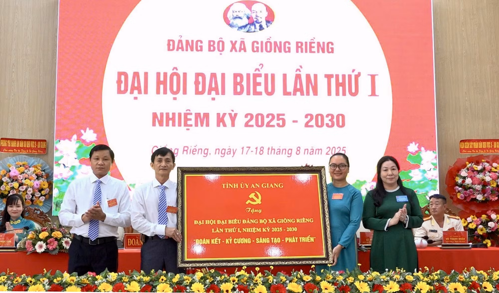 Phó Chủ tịch Thường trực HĐND tỉnh An Giang Lê Hồng Thắm tặng bức trướng của Ban Chấp hành Đảng bộ tỉnh An Giang cho Đảng bộ và nhân dân xã Giồng Riềng.