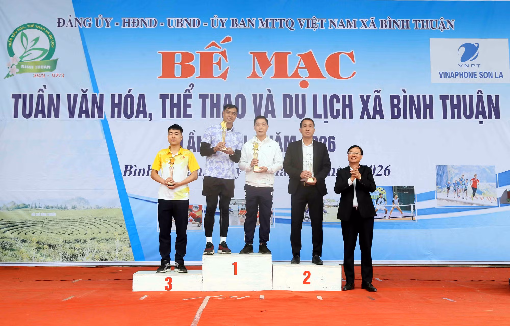 Trao giải Nhất, Nhì, Ba cho đôi nam từ 18 - 40 tuổi thi đấu môn Pickleball.