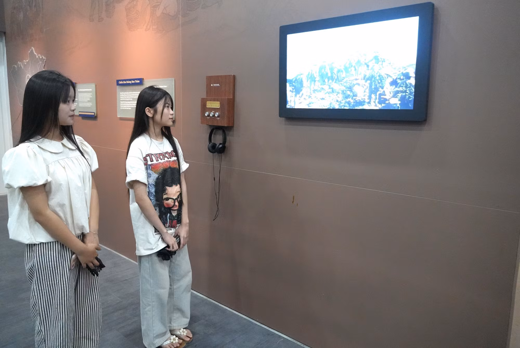 Các cháu học sinh tìm hiểu lịch sử qua nội dung trưng bày trực quan tại Bảo tàng ATK Tân Trào (tỉnh Tuyên Quang).