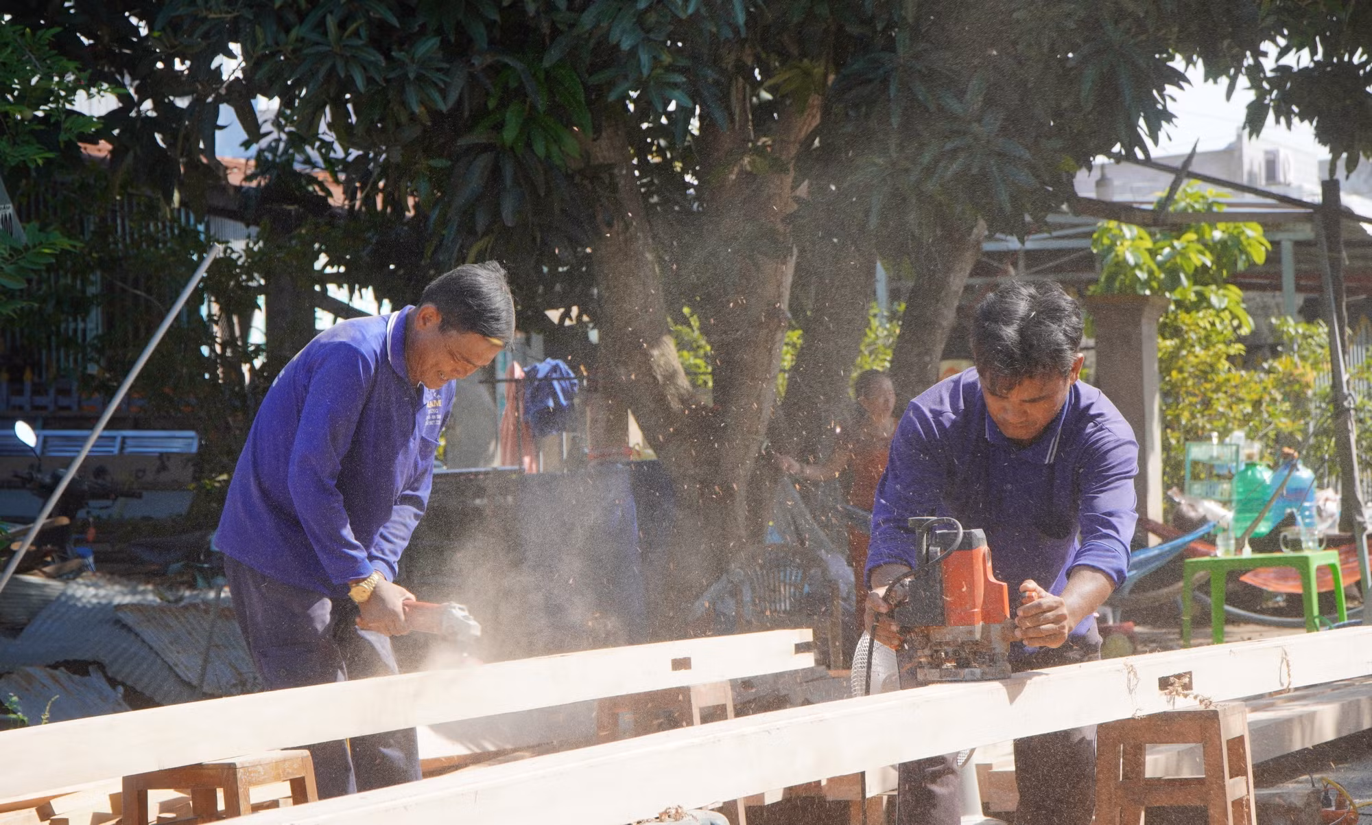 Thành viên Tổ cất nhà từ thiện xã Tân Thạnh, huyện Thanh Bình, giúp những hộ nghèo, cận nghèo xây dựng nhà mới. Ảnh: Nhựt An/TTXVN