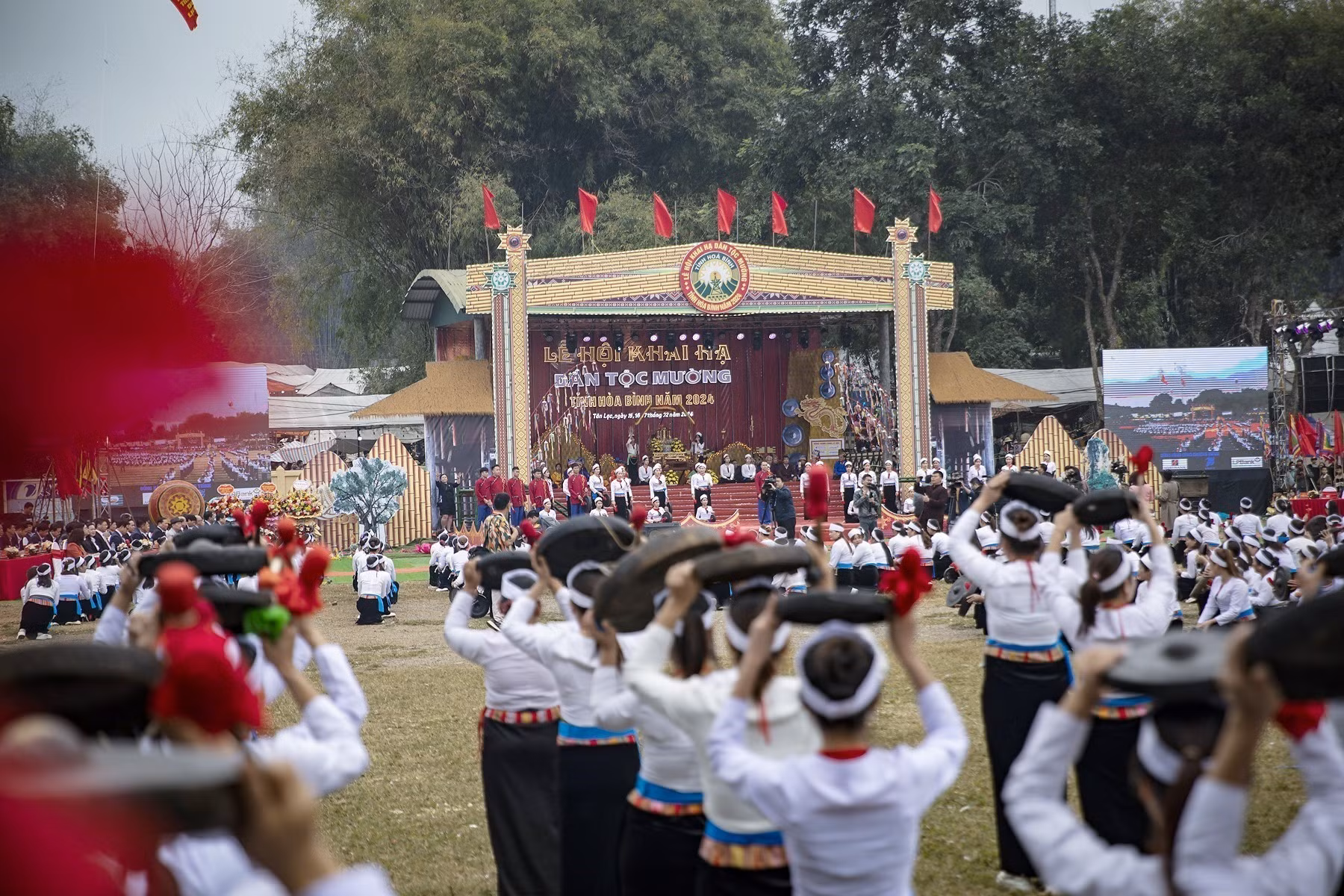 van-hoa-muong-hoa-binh-2.jpg