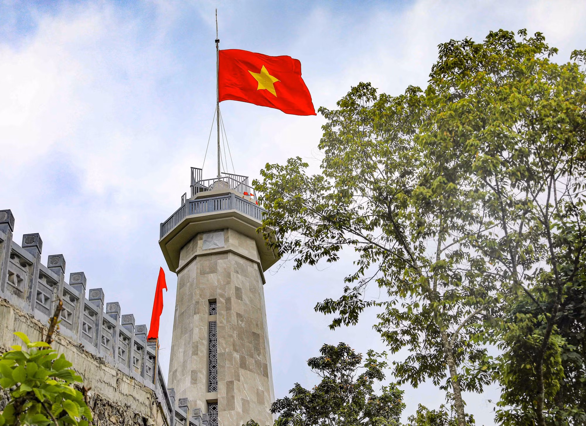 Cột cờ A Pa Chải, biểu tượng khẳng định chủ quyền lãnh thổ thiêng liêng nơi cực Tây Tổ quốc.