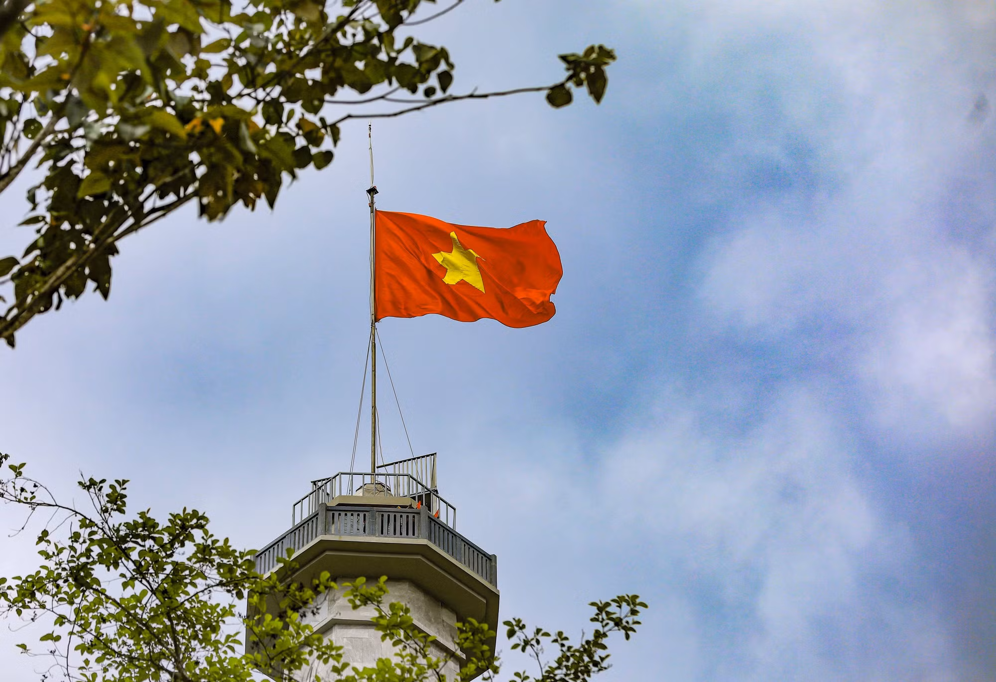 Lá cờ Tổ quốc tung bay trên Cột cờ A Pa Chải.