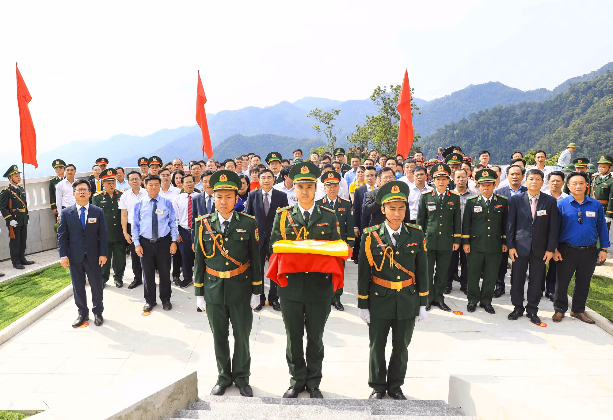 Nghi lễ thượng cờ trên Cột cờ A Pa Chải.