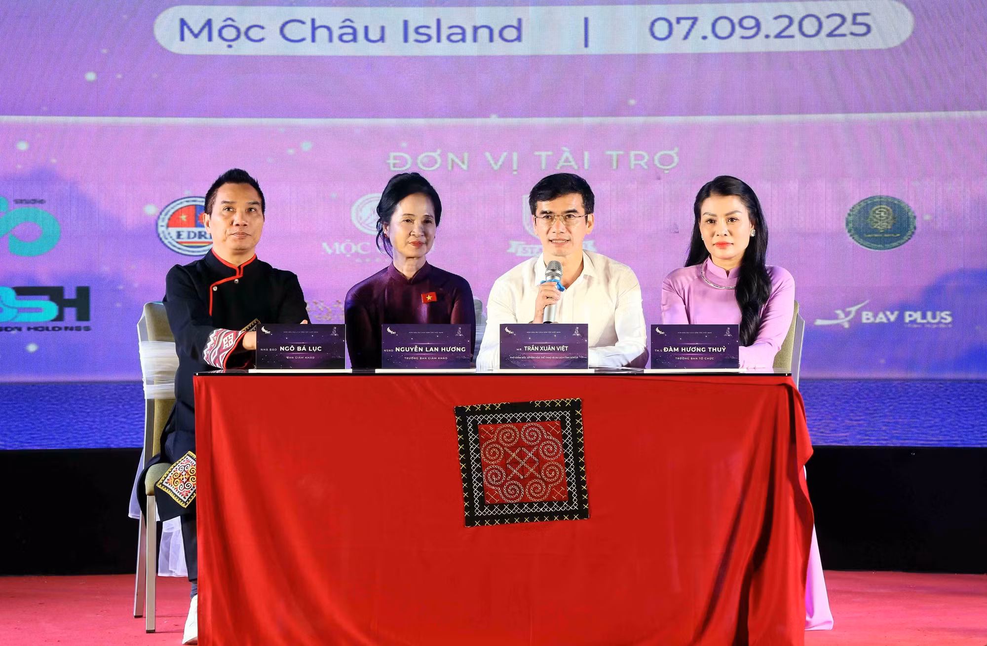 hoa-hau-du-lich-dan-toc-viet-nam-1.jpg
