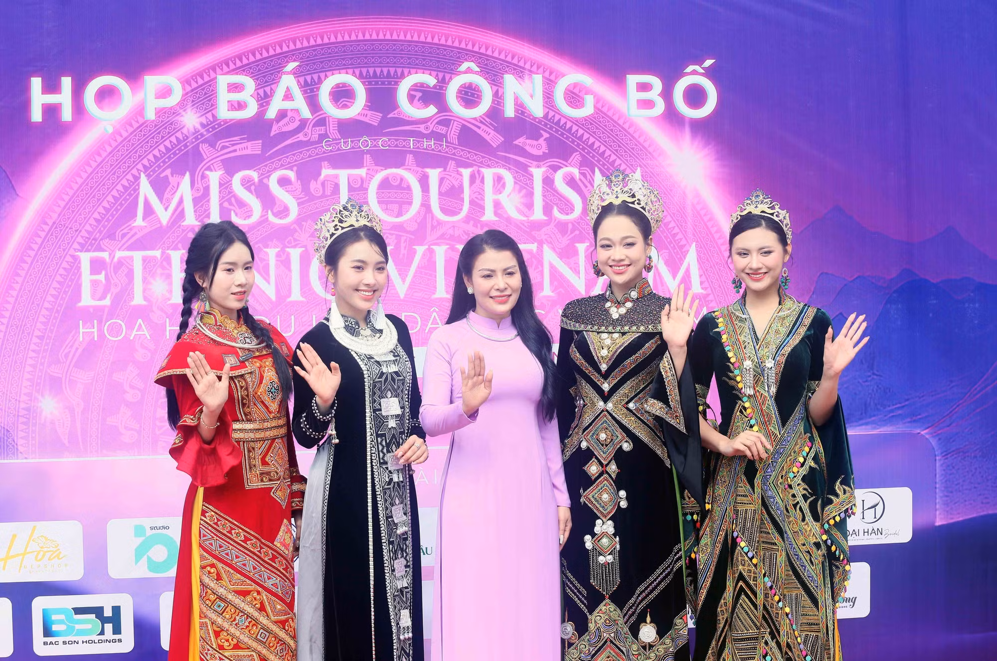 Đại diện Ban Tổ chức và các người đẹp khởi động cuộc thi Hoa hậu Du lịch dân tộc Việt Nam 2025.