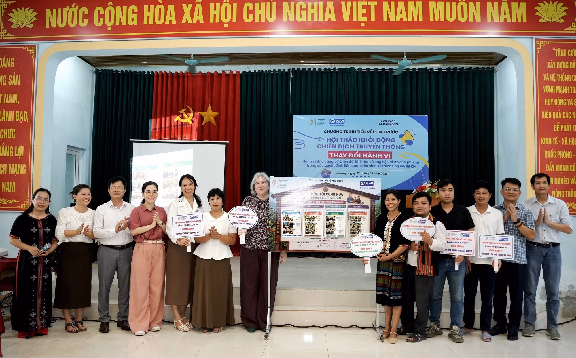 Đoàn công tác Đại sứ quán Ireland tại Việt Nam tham dự hoạt động truyền thông thay đổi hành vi về thích ứng biến đổi khí hậu do phụ nữ dẫn dắt tại xã Đakrông (Quảng Trị).