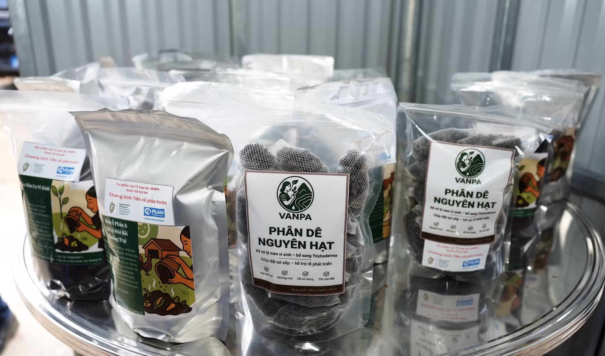 Sản phẩm phân bón hữu cơ, phân vi sinh thân thiện môi trường từ mô hình VANPA - sáng kiến sinh kế xanh do phụ nữ làm chủ (xã Lìa, tỉnh Quảng Trị).