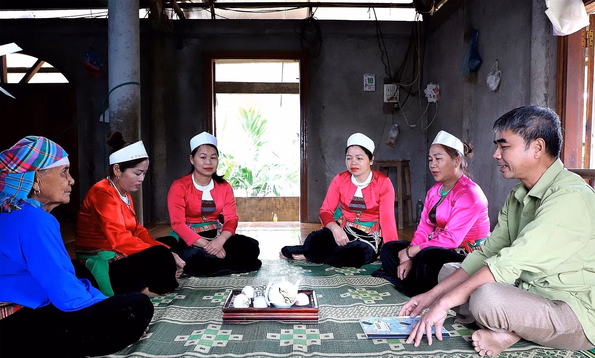 Đoàn cán bộ xã Thượng Cốc, tỉnh Phú Thọ đến từng nhà dân để tuyên truyền về bầu cử.