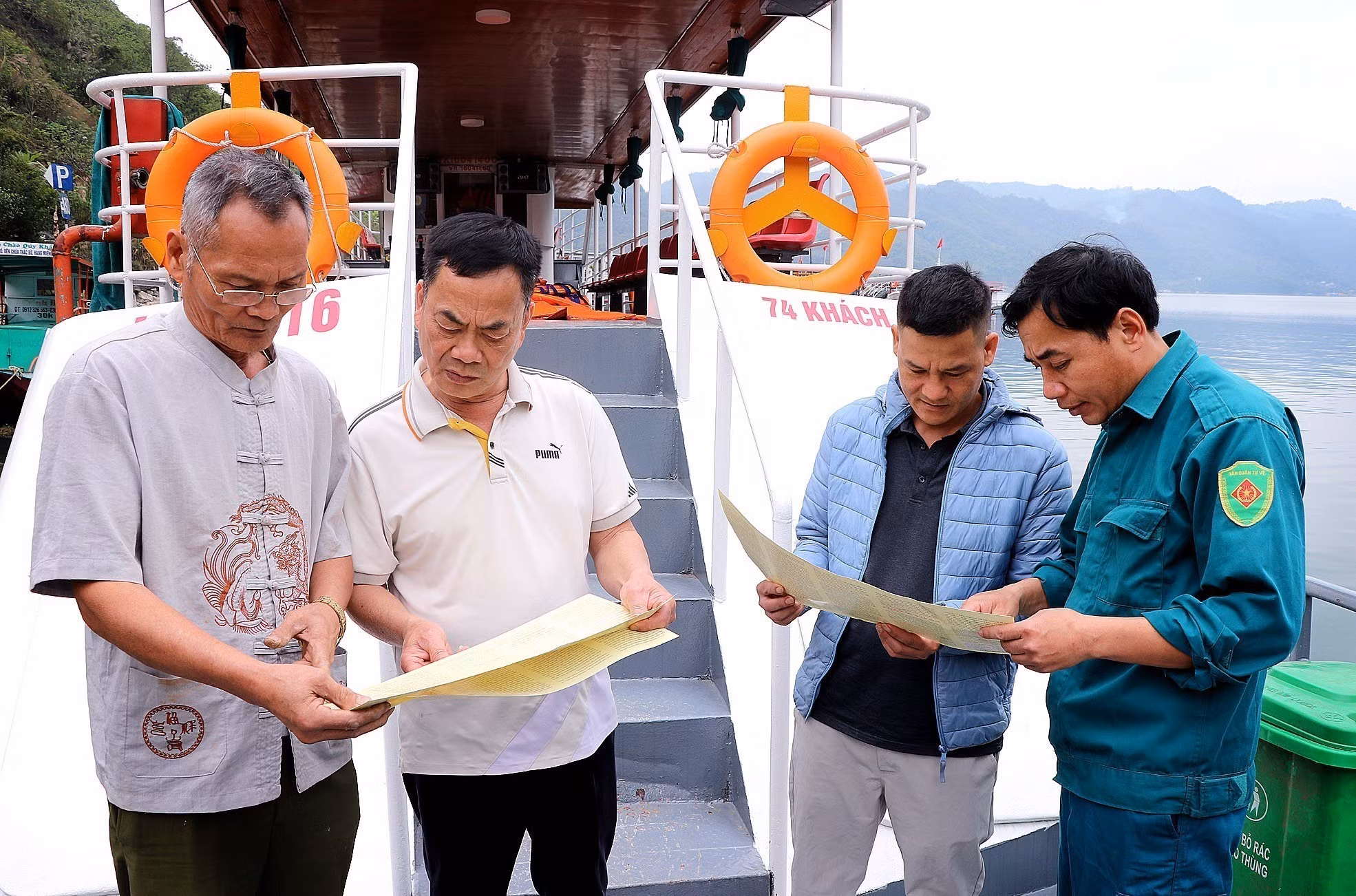 Cán bộ phường Tân Hòa tích cực đến các tàu, thuyền trên lòng hồ sông Đà để tuyên truyền về bầu cử.