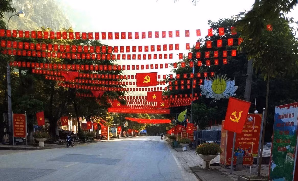 Không khí rực rỡ cờ hoa tại trung tâm xã Bắc Mê, chào mừng Đại hội Đảng bộ tỉnh Tuyên Quang lần thứ nhất, nhiệm kỳ 2025-2030. Ảnh: TTXVN phát