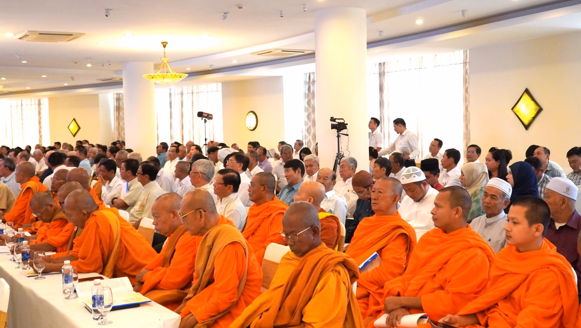Các đại biểu dự Hội nghị.