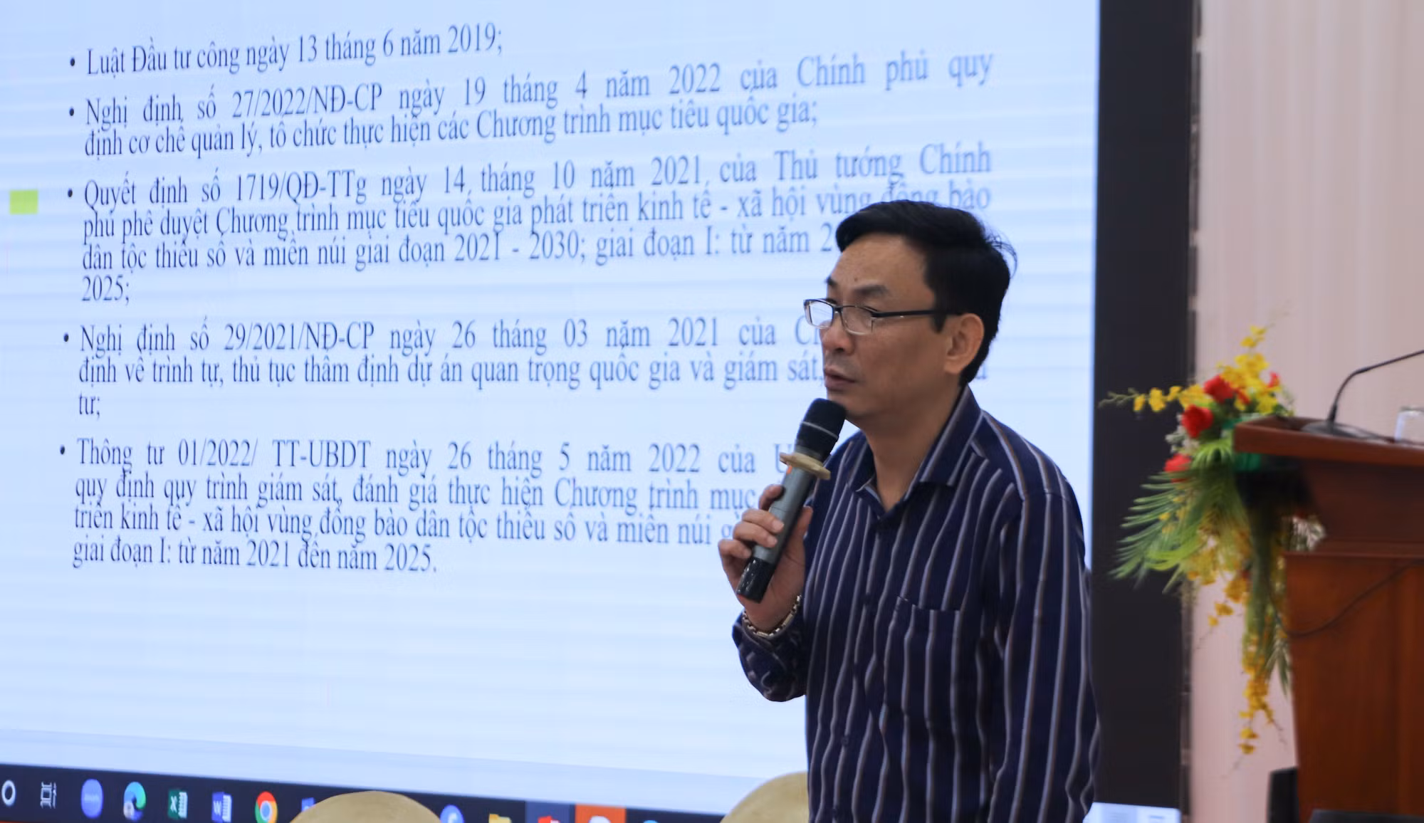 Báo cáo viên trình bày chuyên đề tại Hội nghị.
