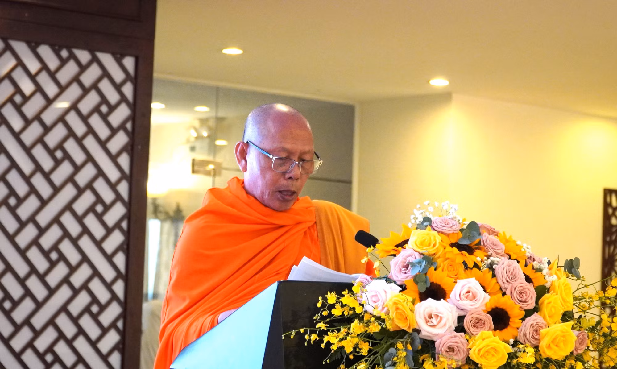 Hòa thượng Danh Đổng, Chủ tịch Hội Đoàn kết sư sãi yêu nước tỉnh An Giang, Trụ trì chùa Cà Nhung (xã Định Hòa), phát biểu.