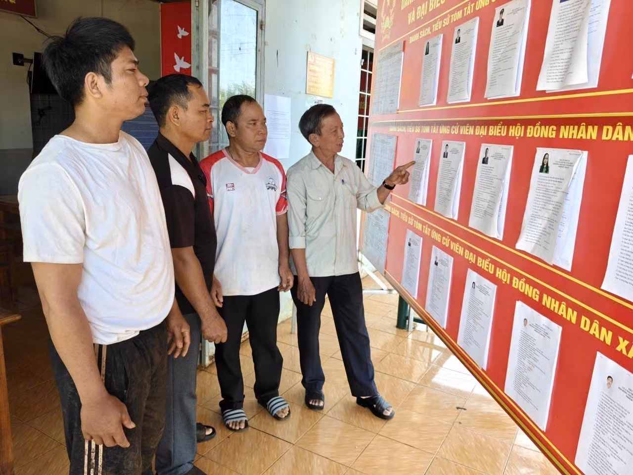 Đảng viên và cử tri thôn Sơn Trung (xã Phú Nghĩa) tìm hiểu tiểu sử đại biểu ứng cử.