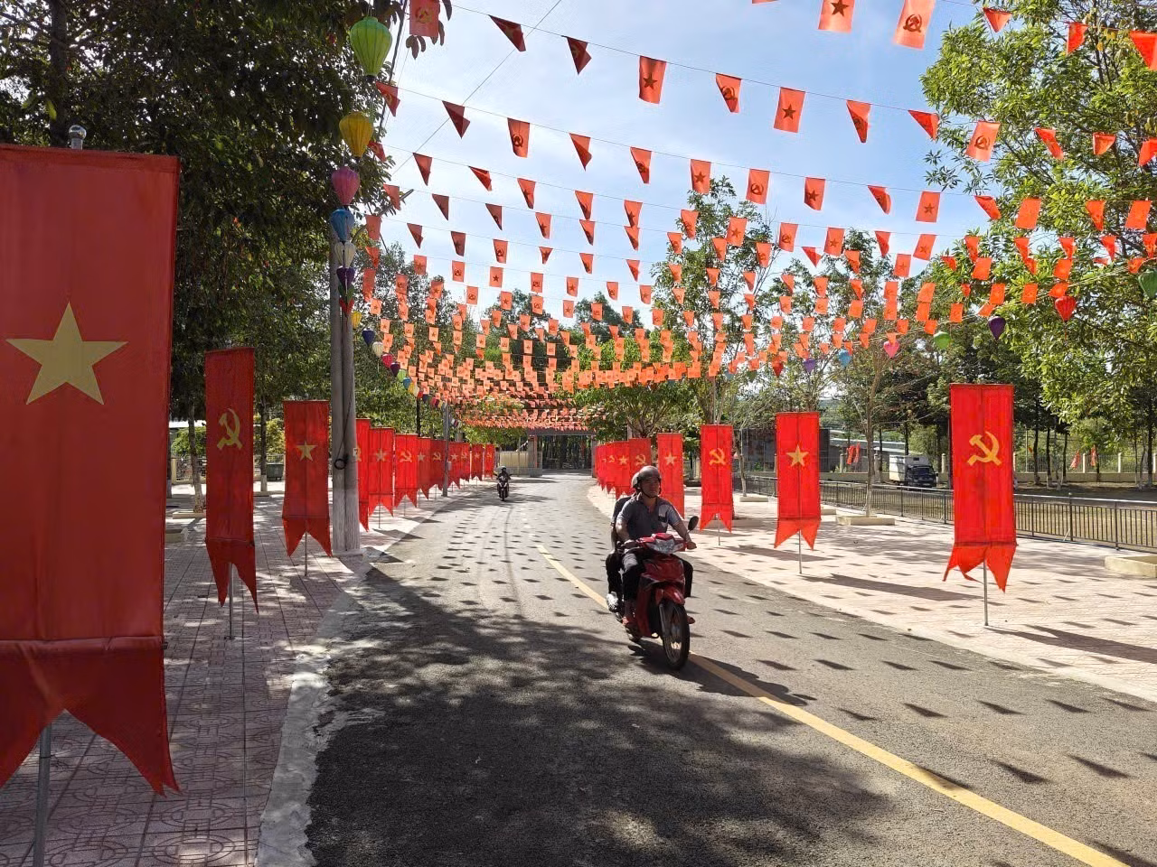 Đường tại xã Lộc Quang được trang trí rực rỡ đón ngày bầu cử.