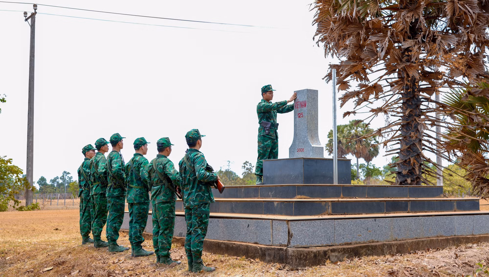 Cán bộ, chiến sĩ Bộ đội Đồn Biên phòng Tân Phú tuần tra, kiểm tra khu vực mốc quốc giới trên tuyến biên giới Tây Ninh.