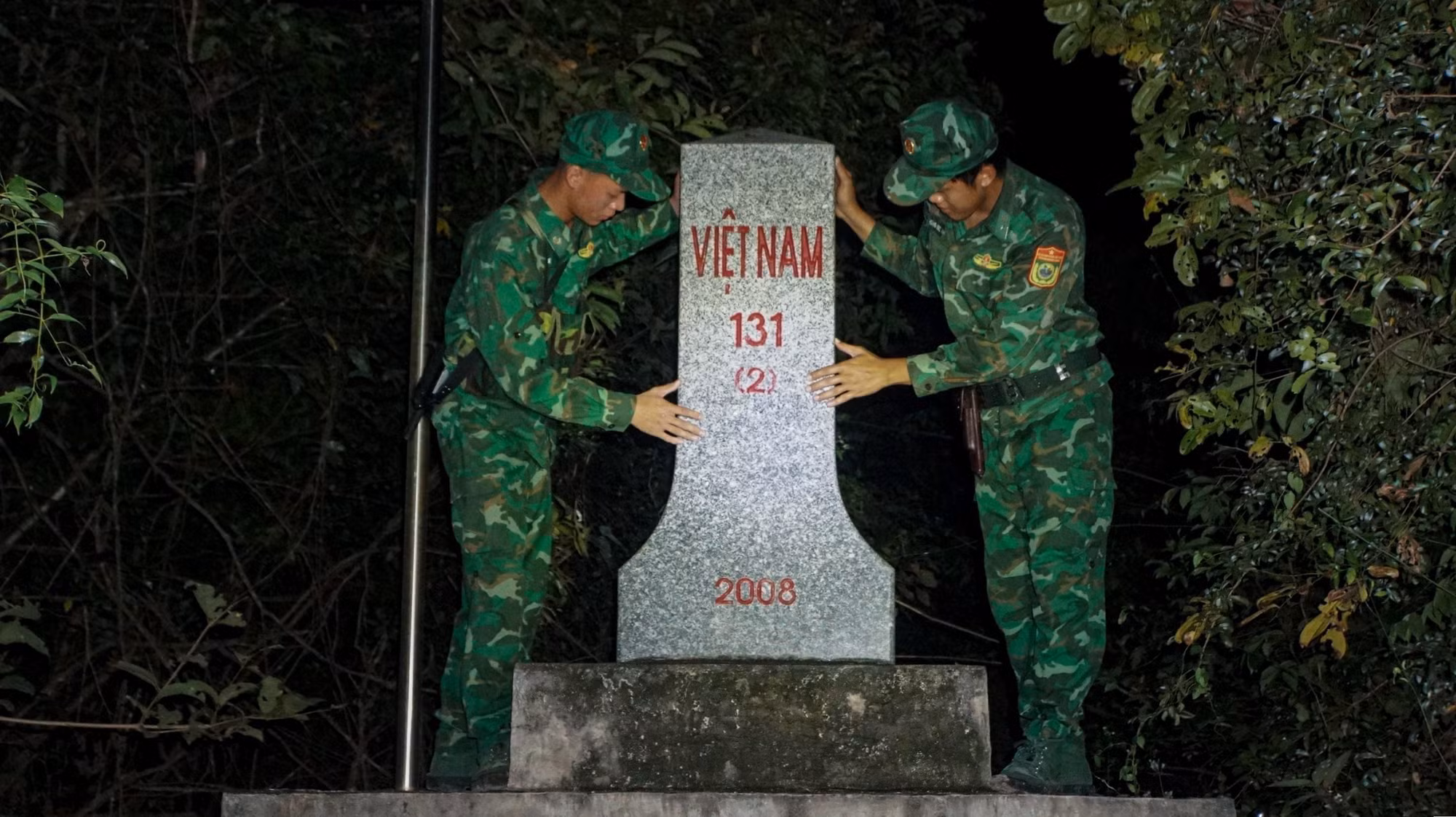 Cán bộ, chiến sĩ Bộ đội Biên phòng tỉnh Tây Ninh kiểm tra, bảo vệ mốc quốc giới trên tuyến biên giới Tây Ninh.
