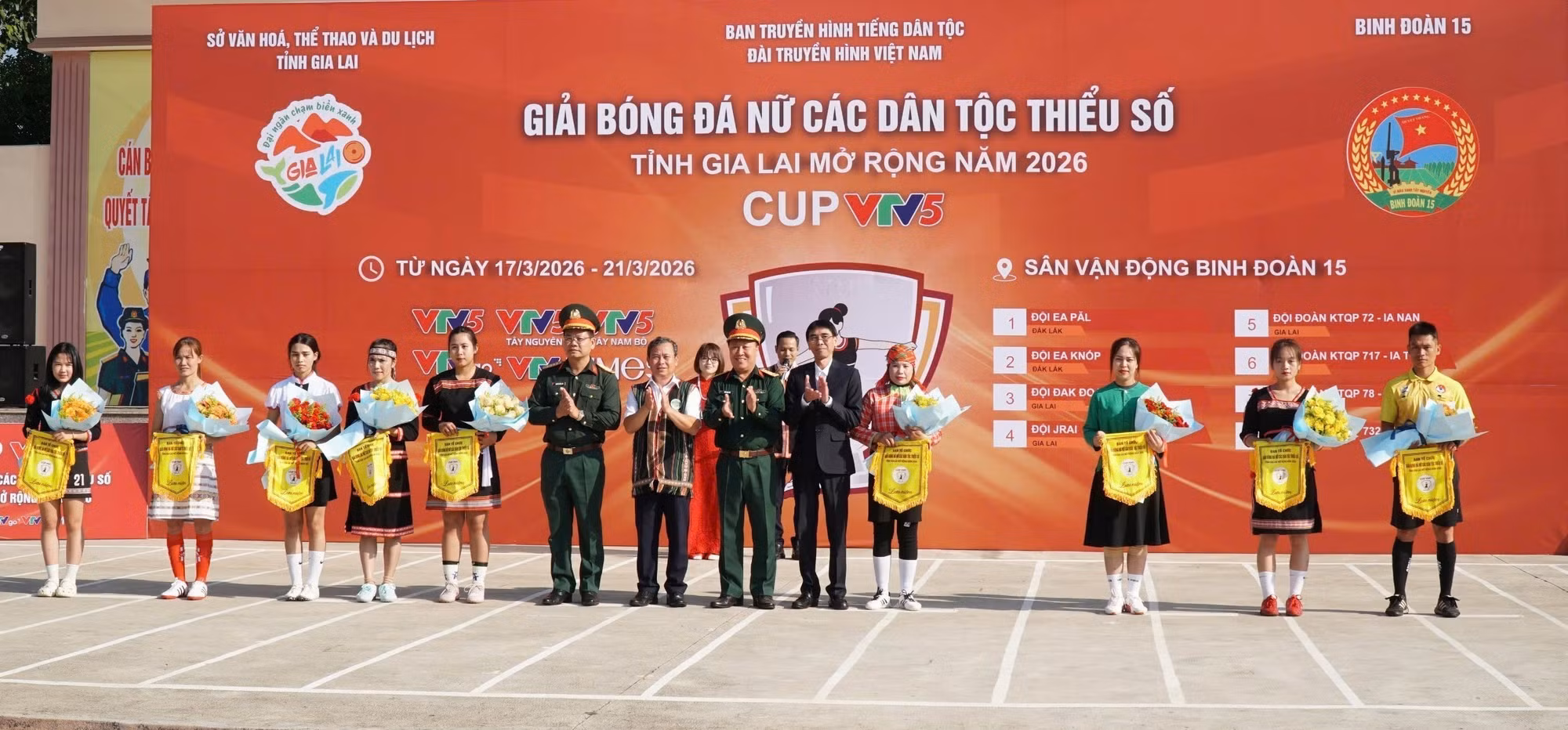 Ban tổ chức tặng cờ lưu niệm cho các đội tham gia Giải.