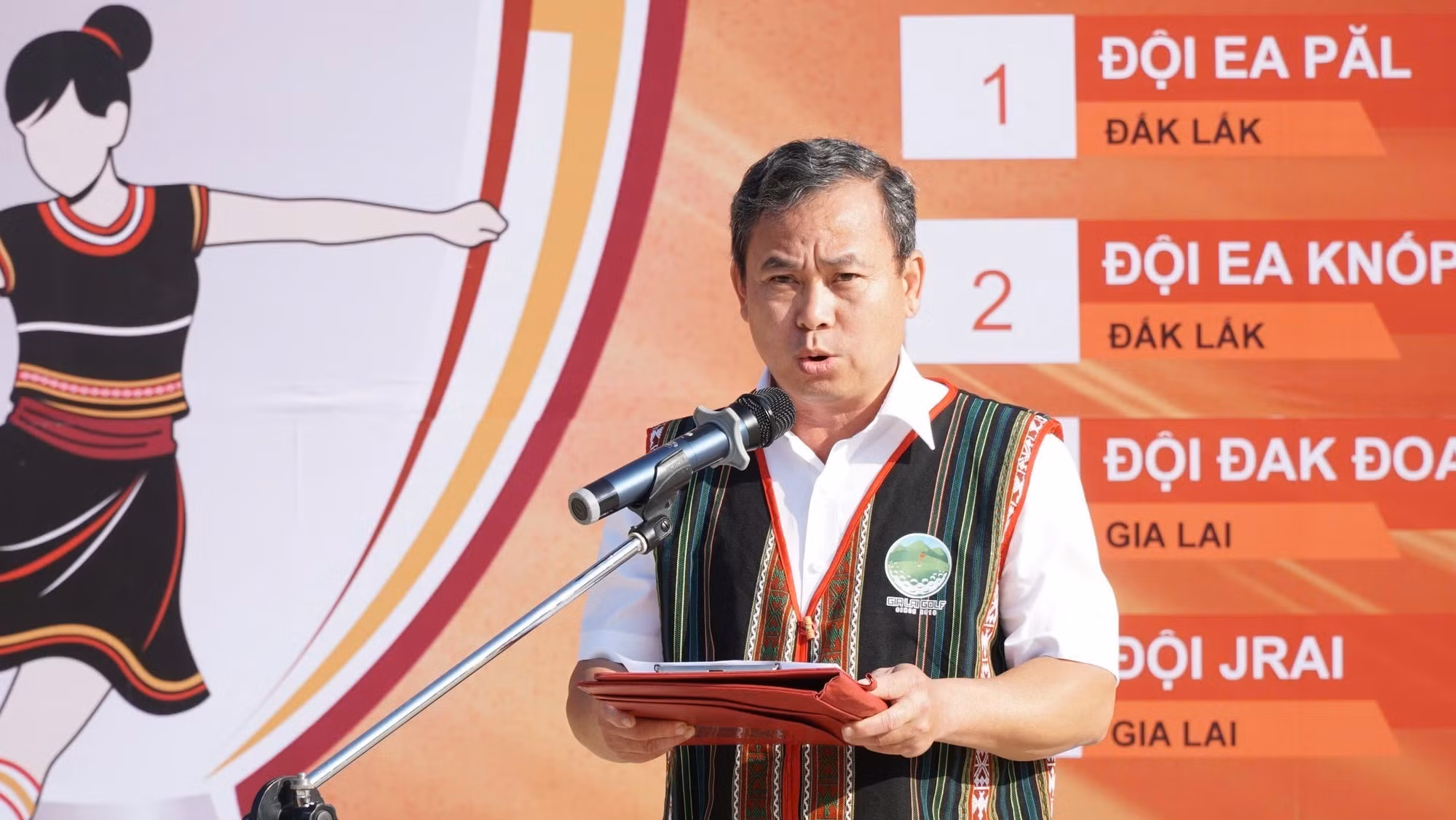 bong-da-nu-cac-dan-toc-thieu-so-tinh-gia-lai-2.jpg