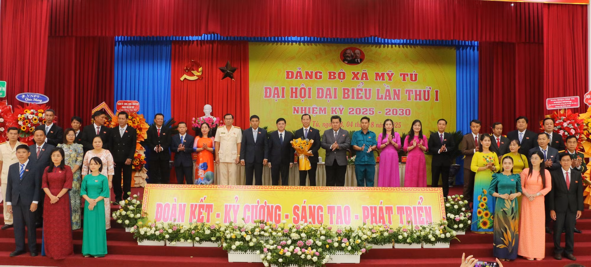 Ban Chấp hành Đảng bộ xã Mỹ Tú nhiệm kỳ 2025-2030 ra mắt Đại hội.