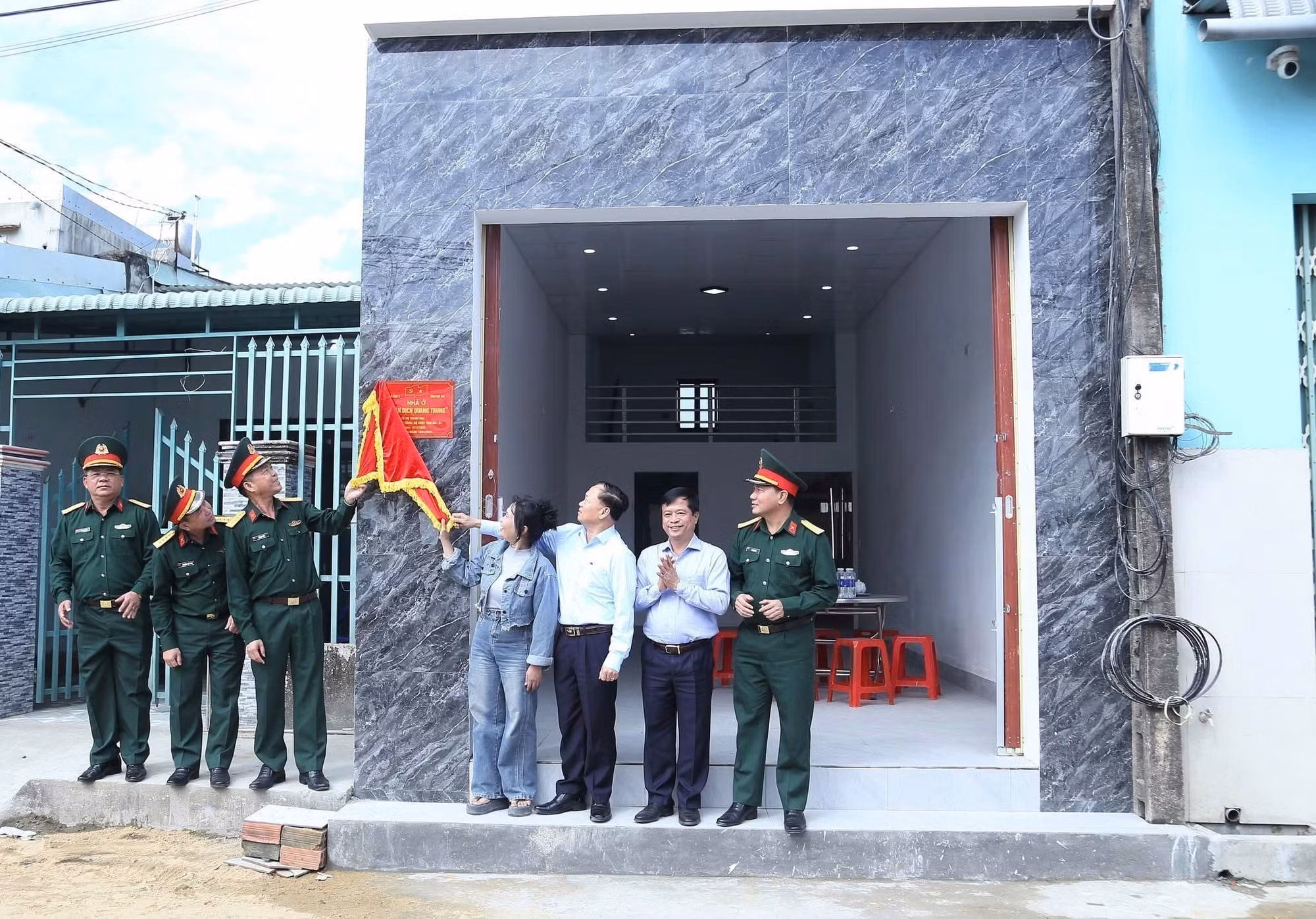 Trao tặng nhà mới cho người dân vùng lũ ở Gia Lai.