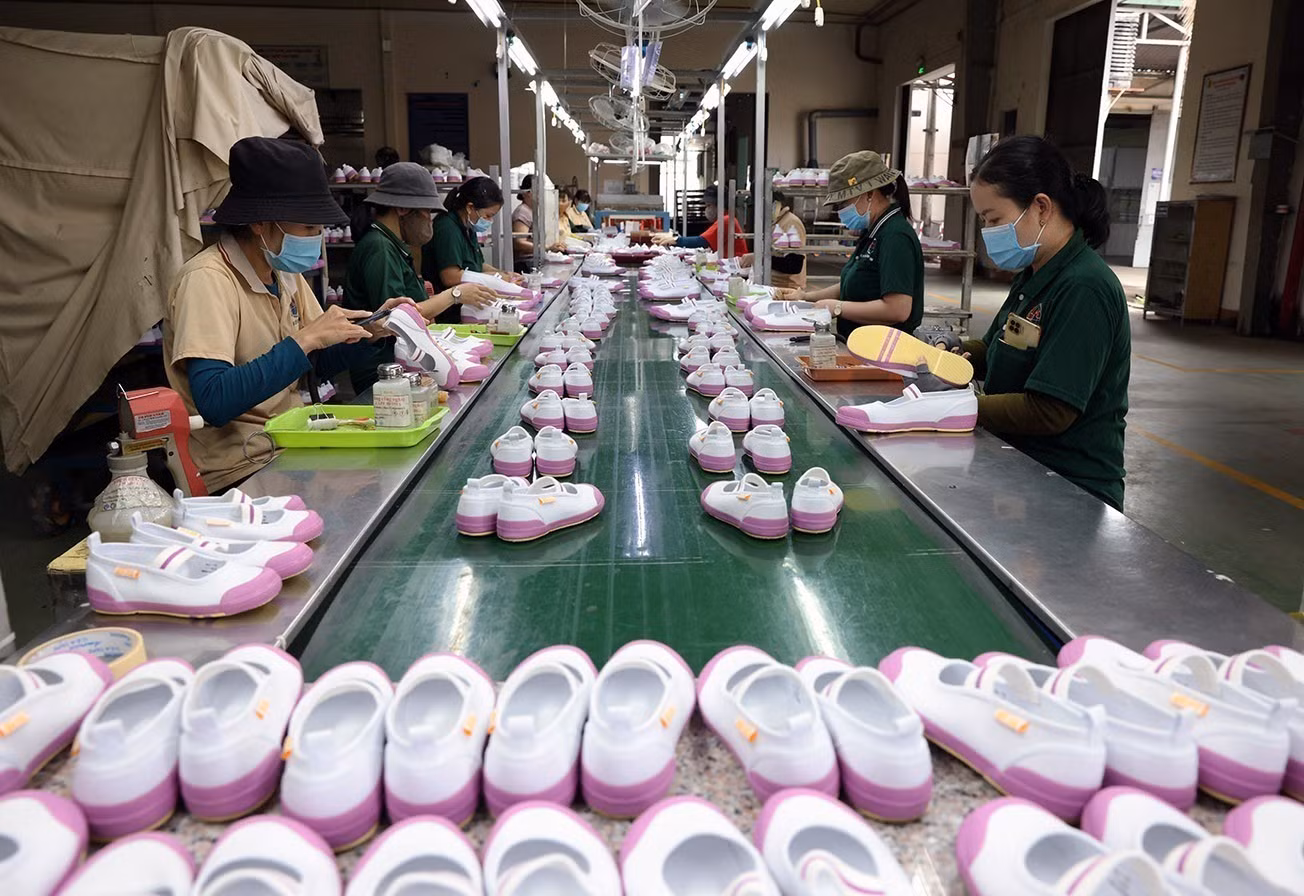 Hoàn thiện sản phẩm giầy học sinh xuất khẩu ở nhà máy của Công ty CP giầy Bình Định, Khu công nghiệp Phú Tài, phường Quy Nhơn Bắc, tỉnh Gia Lai. Ảnh: Vũ Sinh/TTXVN