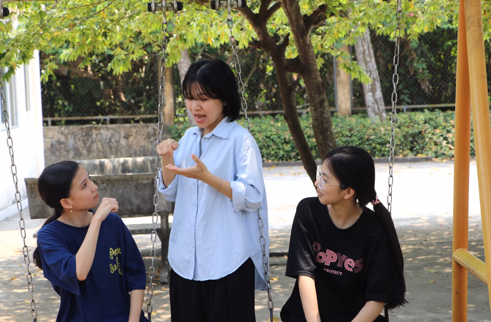 Không chỉ dạy may, thêu, trong cuộc sống hàng ngày cô Nguyễn Thị Kim Ngân còn vui chơi, trò chuyện gần gũi cùng các em tại Trung tâm.