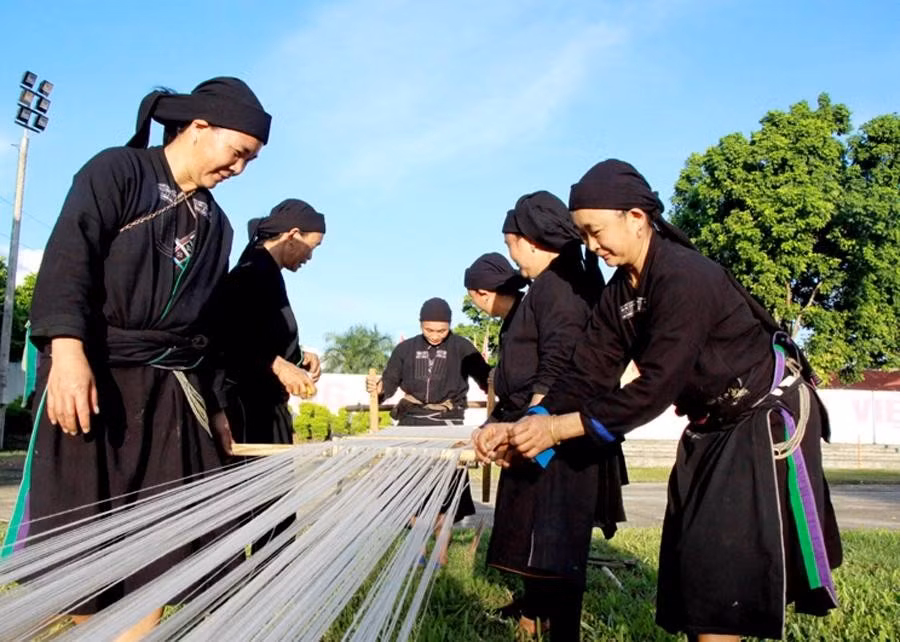 Trong công đoạn kéo sợi, phụ nữ La Chí sẽ trải sợi cho mượt mà, kéo đều tay, uyển chuyển để có sợi chỉ đều nhau. Ảnh: tuyengiao.hagiang.gov.vn