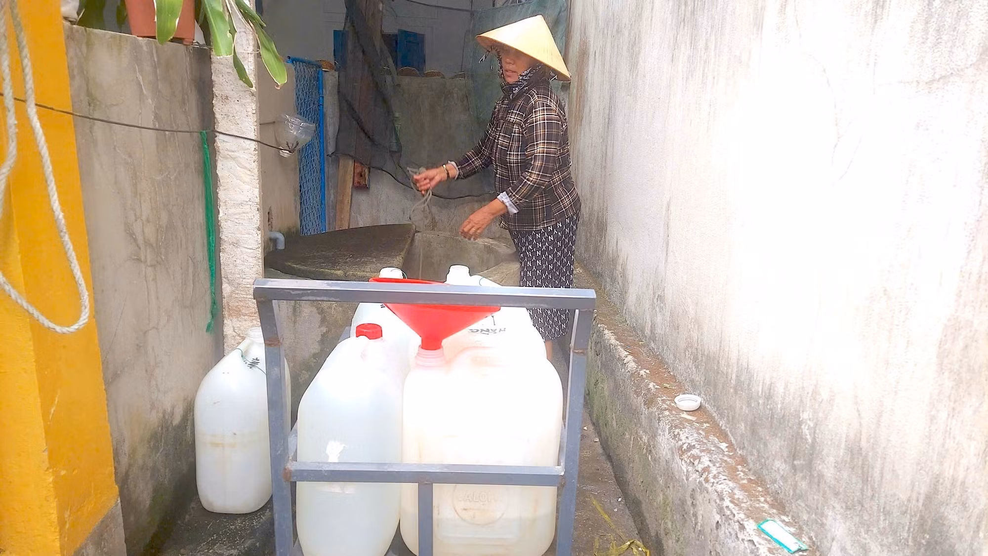 Người dân tại làng chài Minh Hải phải chắt nước ngọt vào từng can để tích trữ và sử dụng.