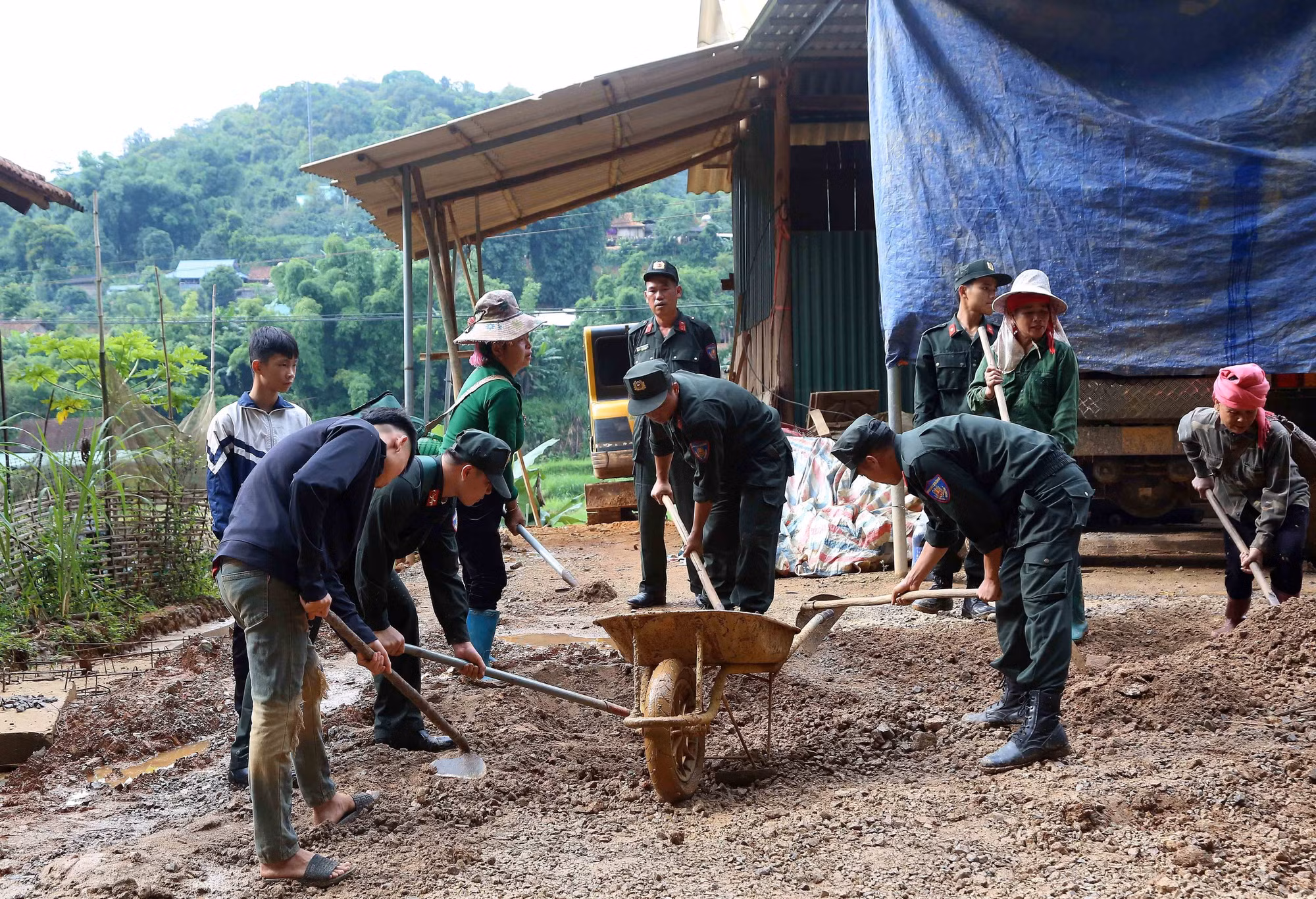 Cán bộ, chiến sĩ Tiểu đoàn 2 (Trung đoàn Cảnh sát cơ động số 2, Bộ Tư lệnh Cảnh sát cơ động, Bộ Công an) phối hợp với nhân dân bản Chiềng Dong, xã Chiềng Mai (Sơn La) san gạt các điểm sạt lở đất đá.