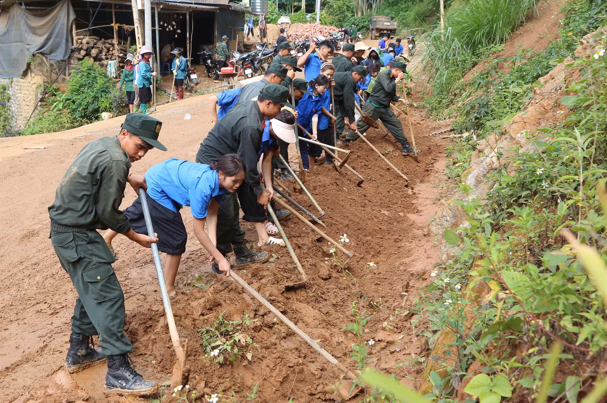 Cán bộ, chiến sĩ Tiểu đoàn 2 (Trung đoàn Cảnh sát cơ động số 2, Bộ Tư lệnh Cảnh sát cơ động, Bộ Công an) phối hợp với nhân dân bản Chiềng Dong, xã Chiềng Mai (Sơn La) khơi thông rãnh thoát nước.
