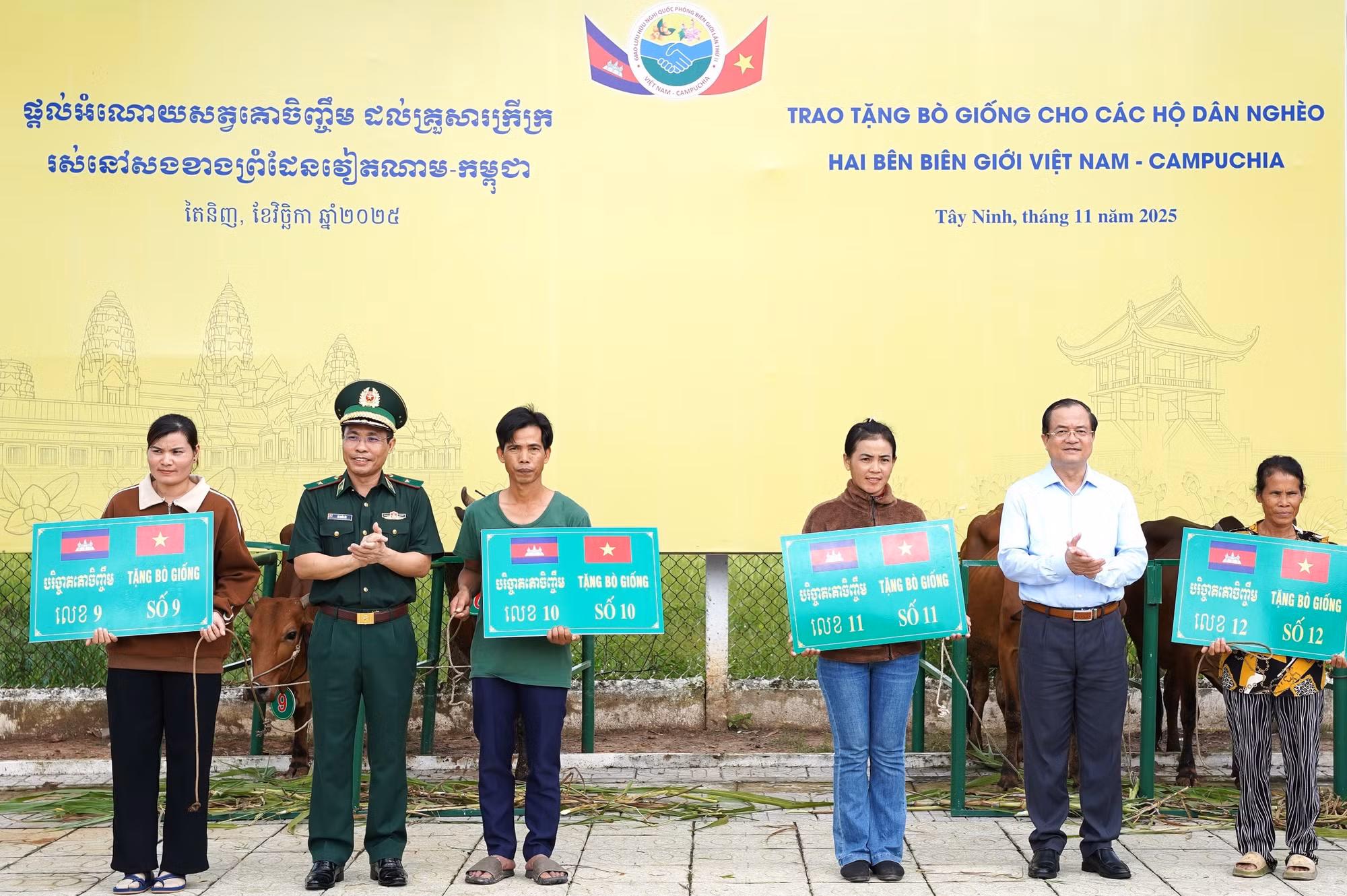 Thiếu tướng Vũ Quốc Ân - Phó Chính ủy Bộ đội Biên phòng và ông Nguyễn Hồng Thanh - Phó Chủ tịch UBND tỉnh Tây Ninh tặng bò giống cho các hộ dân nghèo hai bên biên giới Việt Nam - Campuchia.