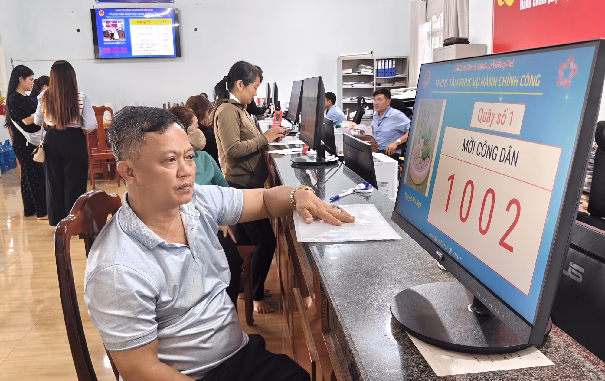 Người dân thực hiện thủ tục trực tuyến tại Trung tâm Phục vụ hành chính công xã Đăk Ơ.