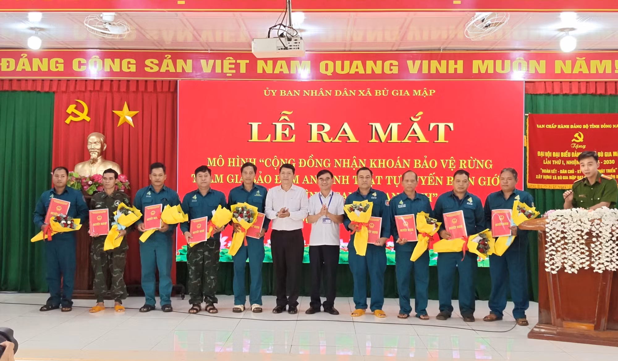 Lãnh đạo xã Bù Gia Mập Trần Lâm trao quyết định mô hình “Cộng đồng nhận khoán bảo vệ rừng tham gia bảo đảm an ninh, trật tự tuyến biên giới”.