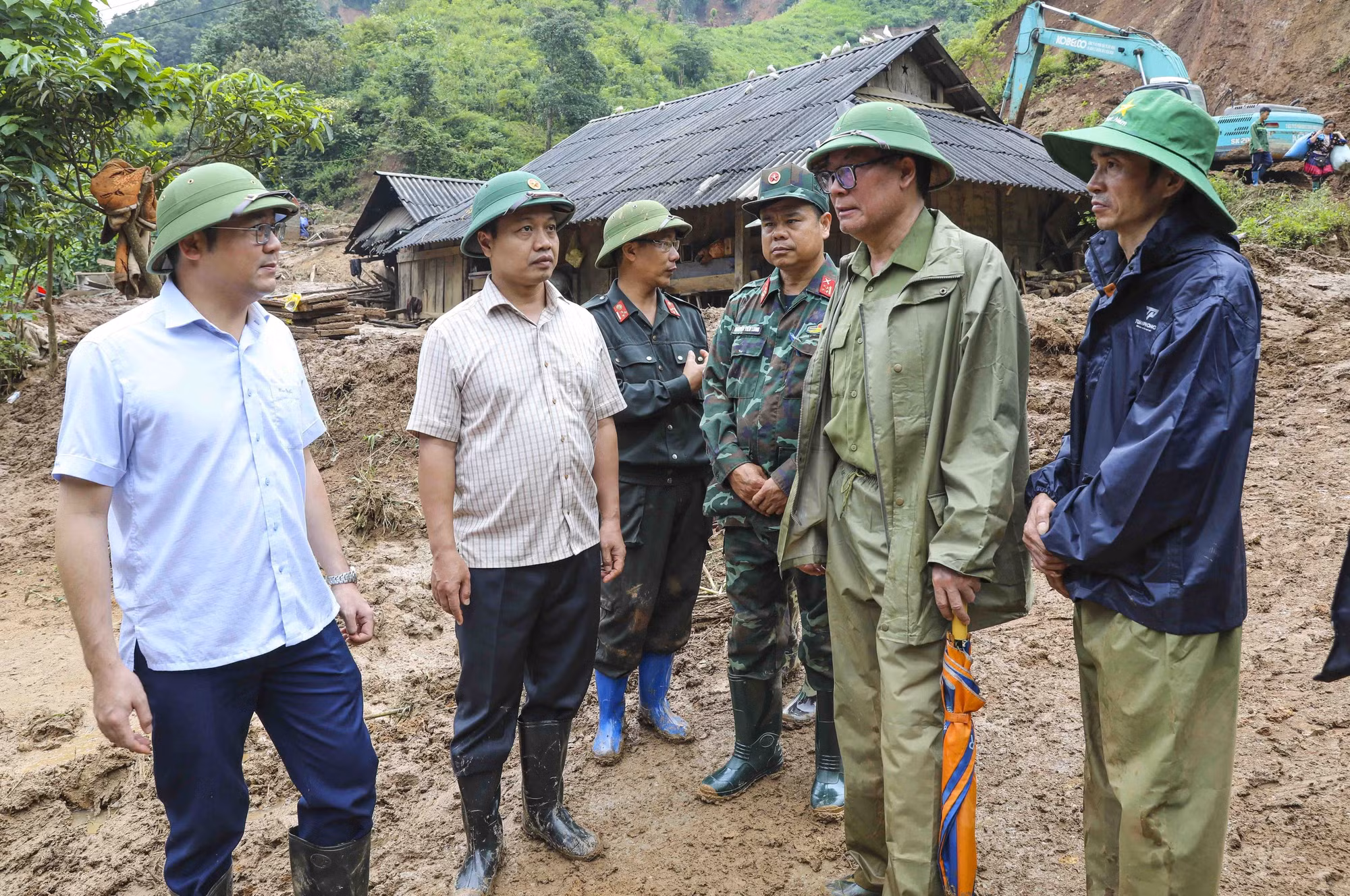 Phó Bí thư Tỉnh ủy Điện Biên Trần Tiến Dũng (thứ 2, từ trái sang) chỉ đạo khắc phục sạt lở, lũ quét tại bản Háng Pu Xi, xã Xa Dung (ảnh chụp lúc 7h09 ngày 2/8). Ảnh: Xuân Tư/TTXVN