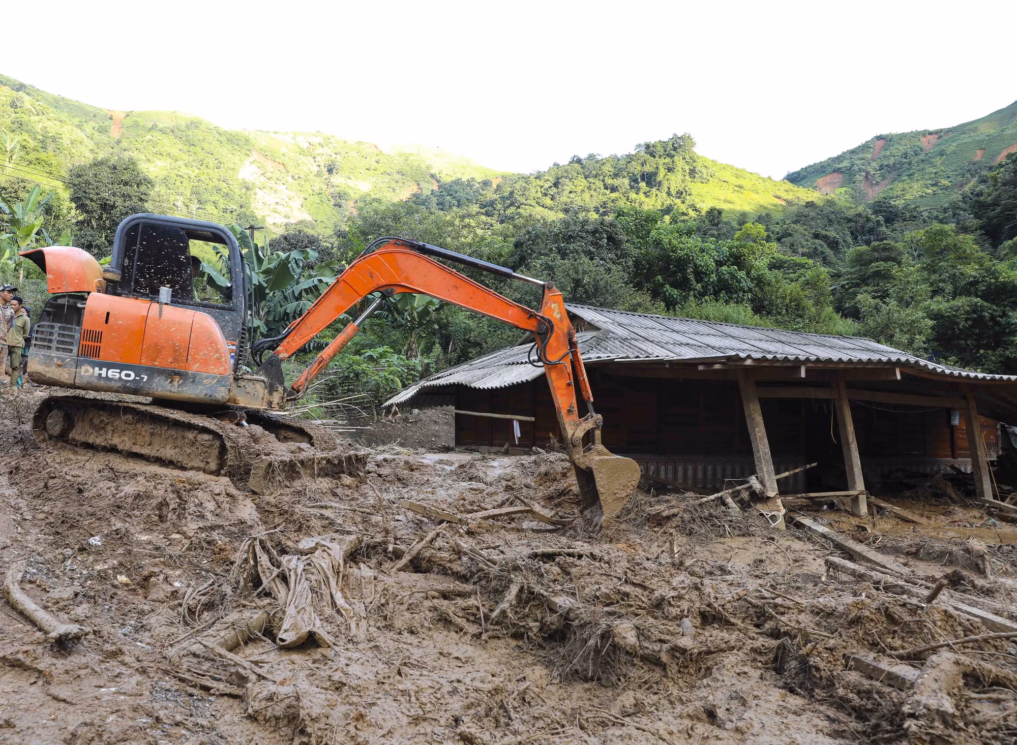 Máy xúc được huy động để khắc phục hậu quả lũ quét, sạt lở đất (ảnh chụp lúc 18h10 ngày 1/8). Ảnh: Xuân Tư/TTXVN