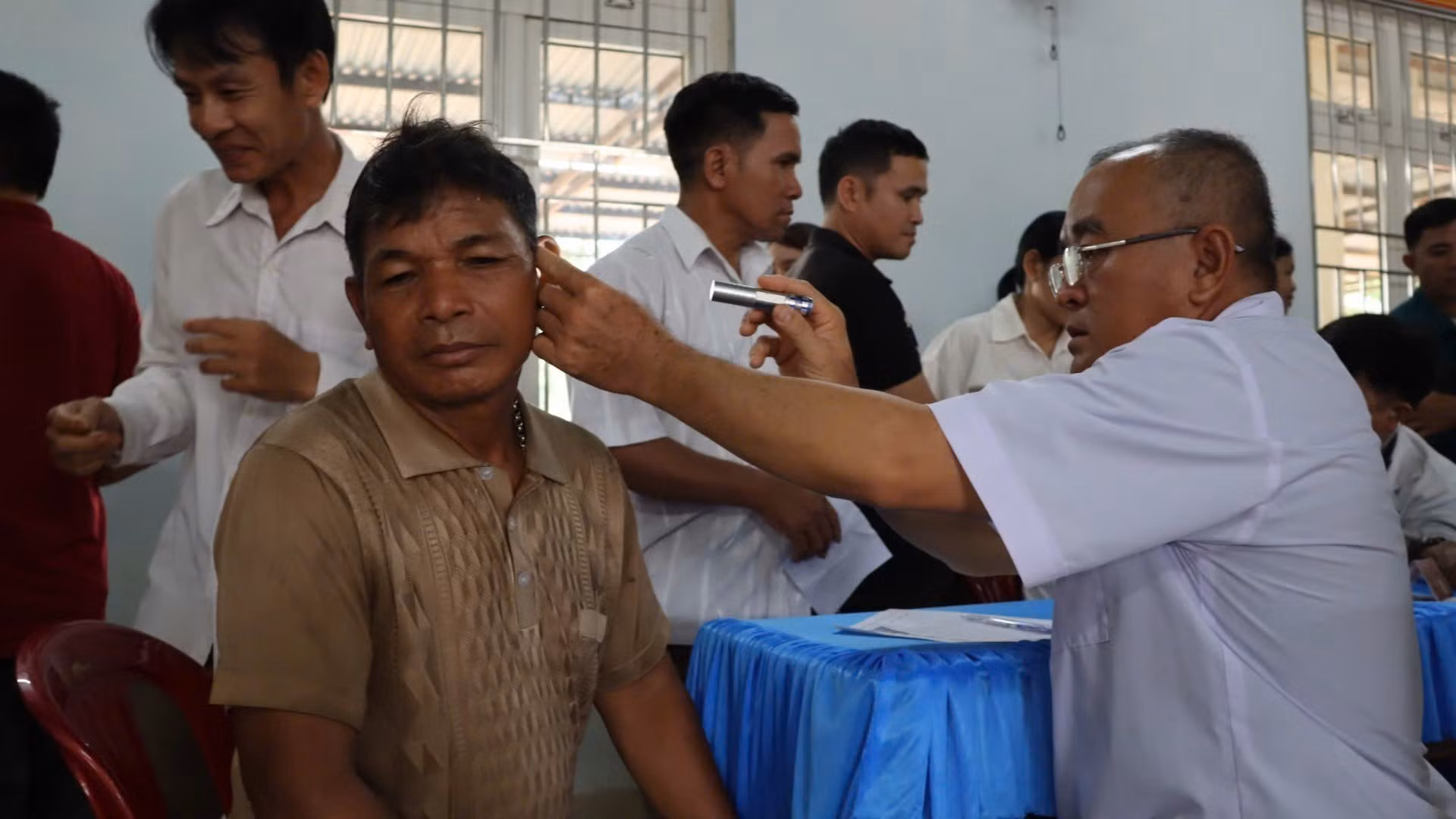Nhân viên y tế khám bệnh và cấp phát thuốc miễn phí cho người dân 3 xã biên giới tỉnh Gia Lai.