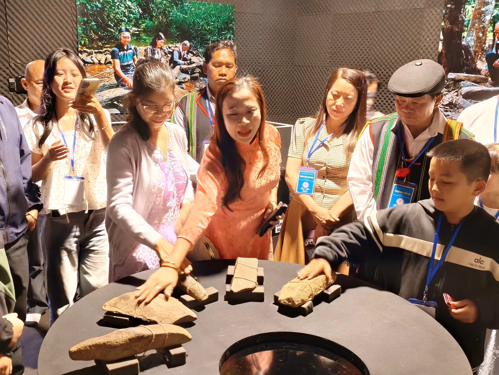 Du khách trải nghiệm hệ thống cảm biến tương tác tái hiện âm thanh của bộ đàn đá tại Nhà triển lãm Âm thanh.