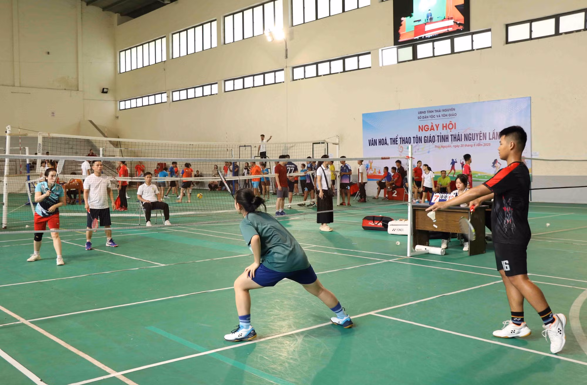 Thi đấu cầu lông tại ngày hội. Ảnh: Trần Trang/TTXVN