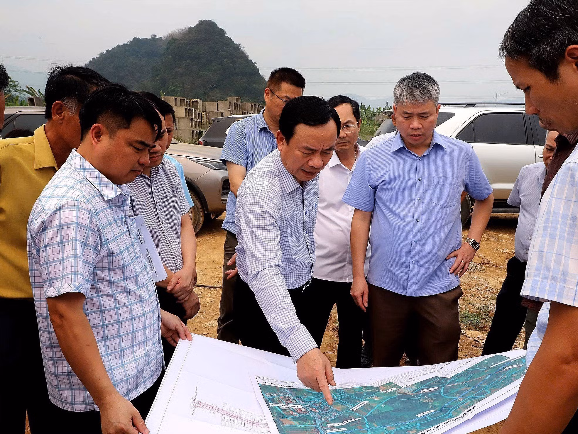 Đồng chí Quách Tất Liêm, Phó Chủ tịch UBND tỉnh Phú Thọ kiểm tra Dự án đường khu dân cư mới QH13, QH13B, QH13C qua xã Cao Phong, Thung Nai.