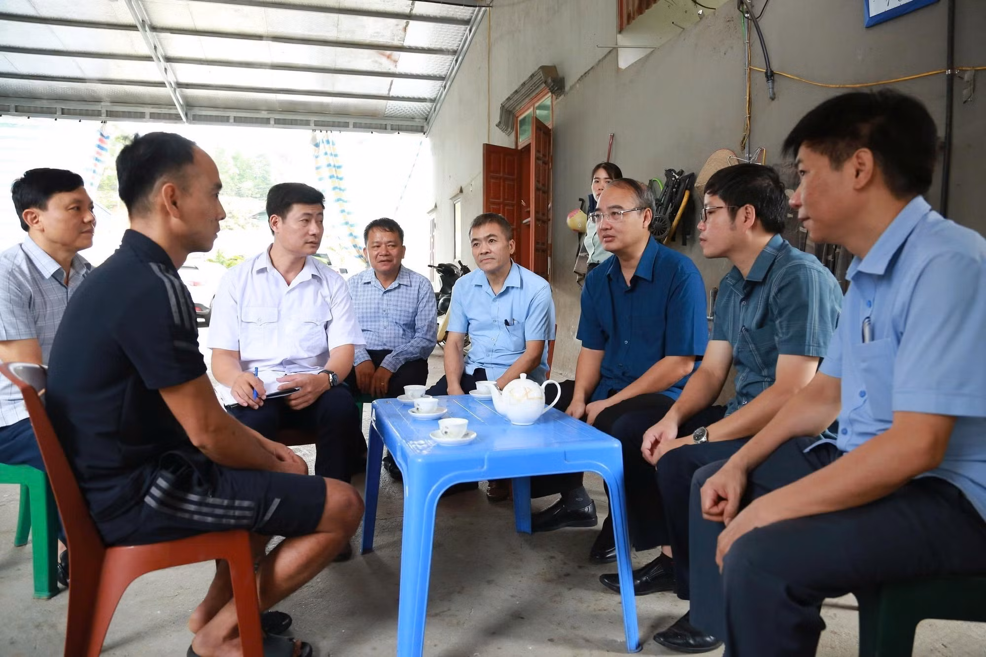 Đoàn công tác của Sở Nông nghiệp và Môi trường chia sẻ, động viên các gia đình bị thiệt hại do dịch tả lợn châu Phi. Ảnh: TTXVN phát