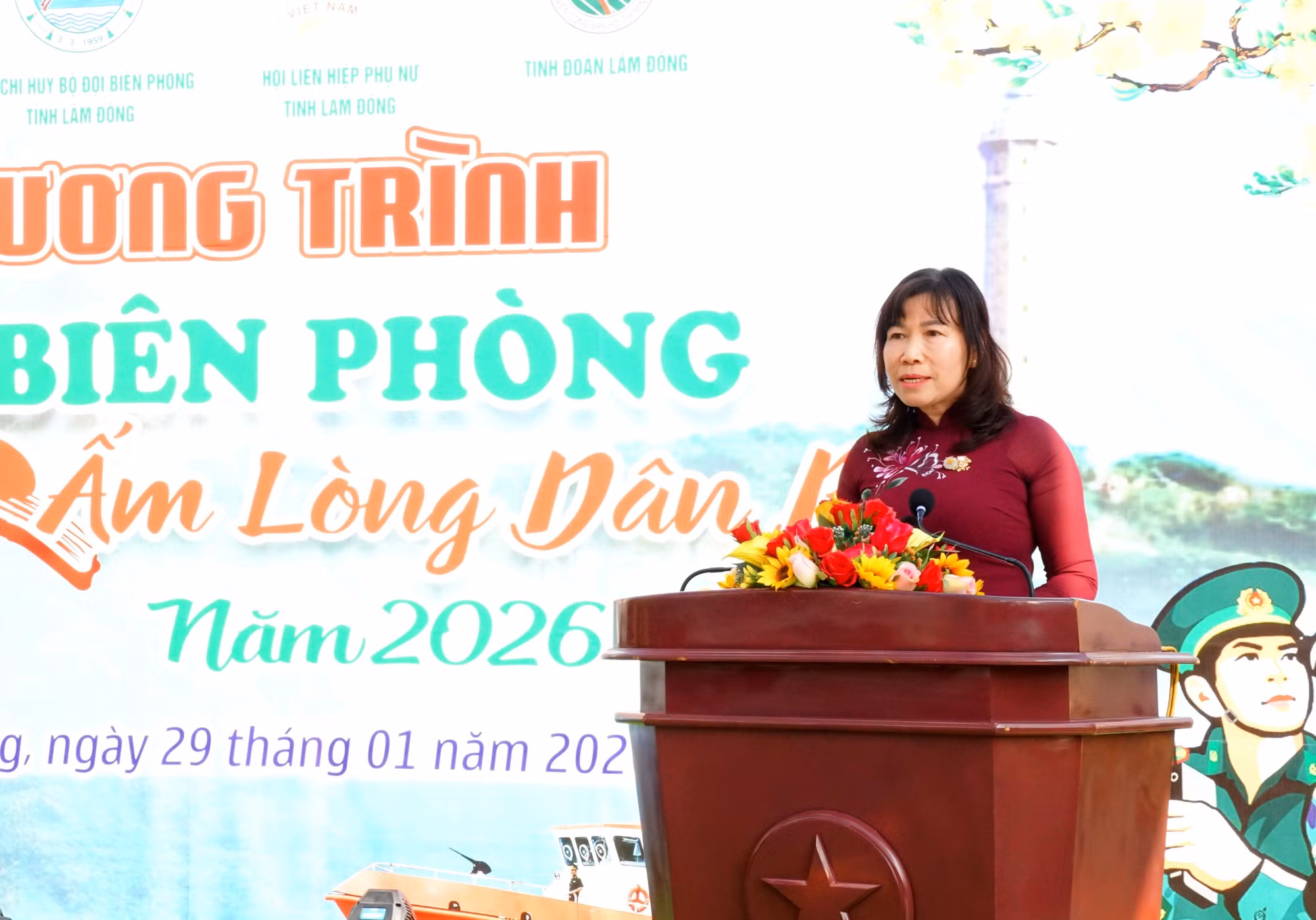 Bà Hà Thị Hạnh, Phó Chủ tịch Ủy ban MTTQ Việt Nam tỉnh Lâm Đồng, phát biểu tại chương trình.