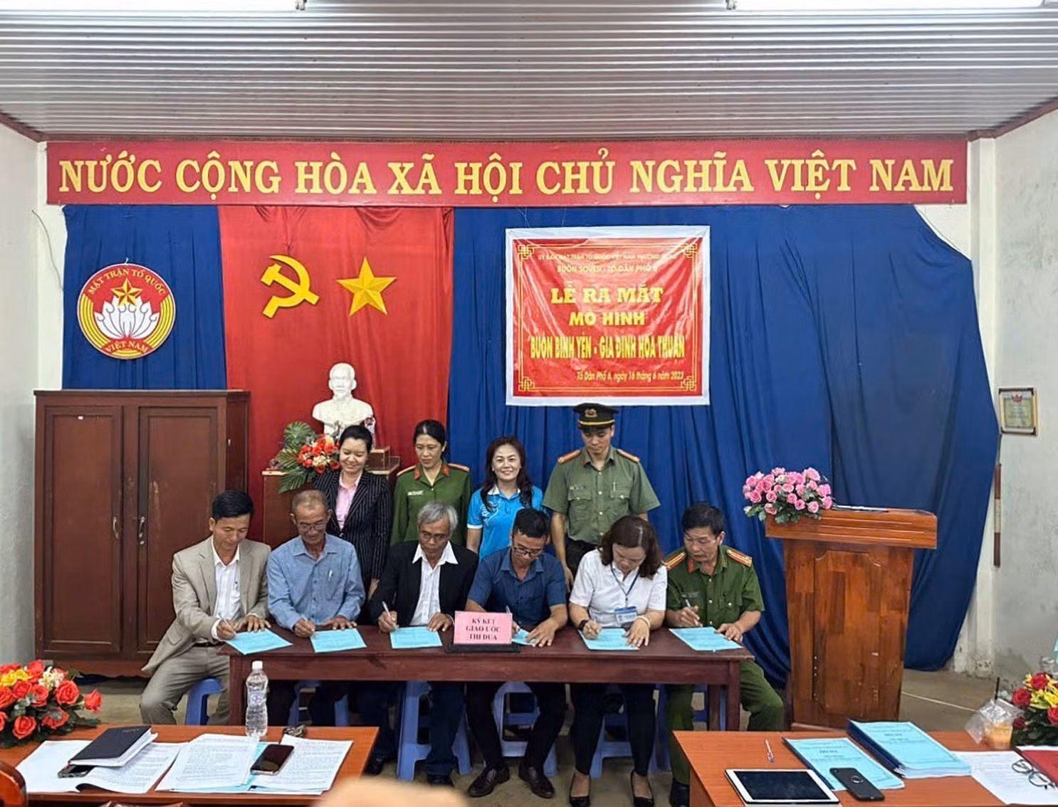 Các thành viên trong Họ đạo ở buôn B’laosire ký giao ước thi đua trong ngày mô hình “Họ đạo bình yên - gia đình hòa thuận” ra mắt. Ảnh TTXVN phát