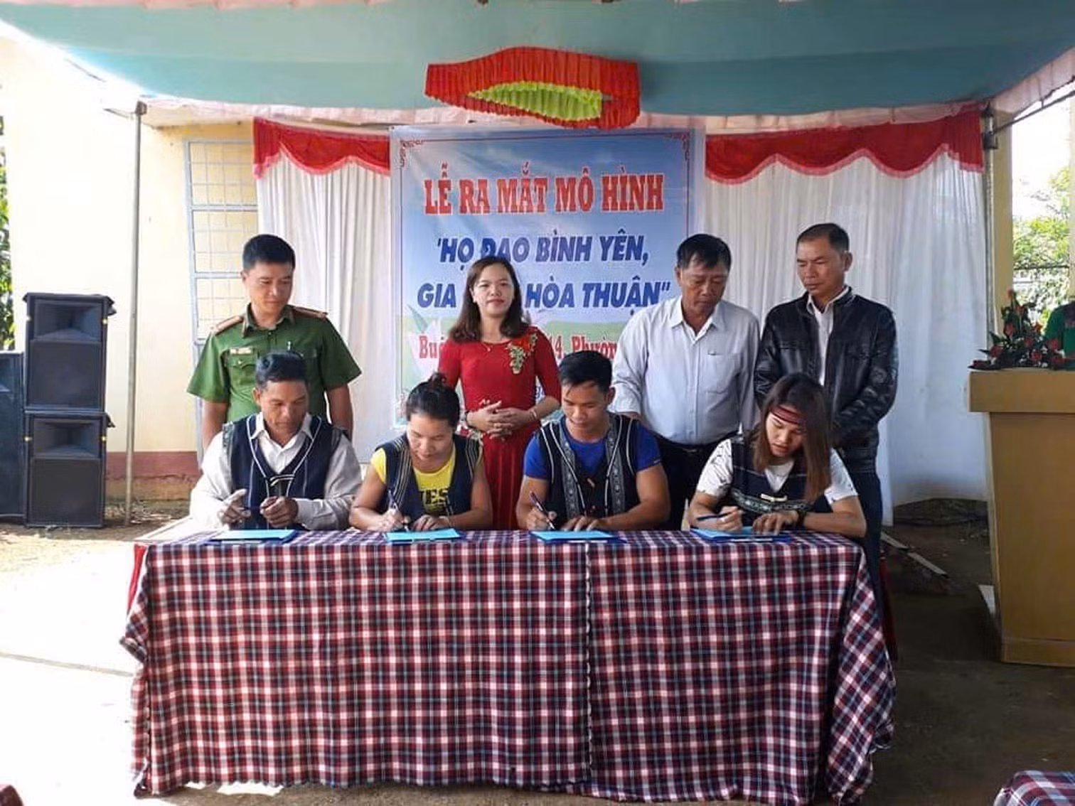 Đồng bào ở buôn B’laosire ký giao ước trong ngày mô hình “Họ đạo bình yên - gia đình hòa thuận” ra mắt. Ảnh: TTXVN phát