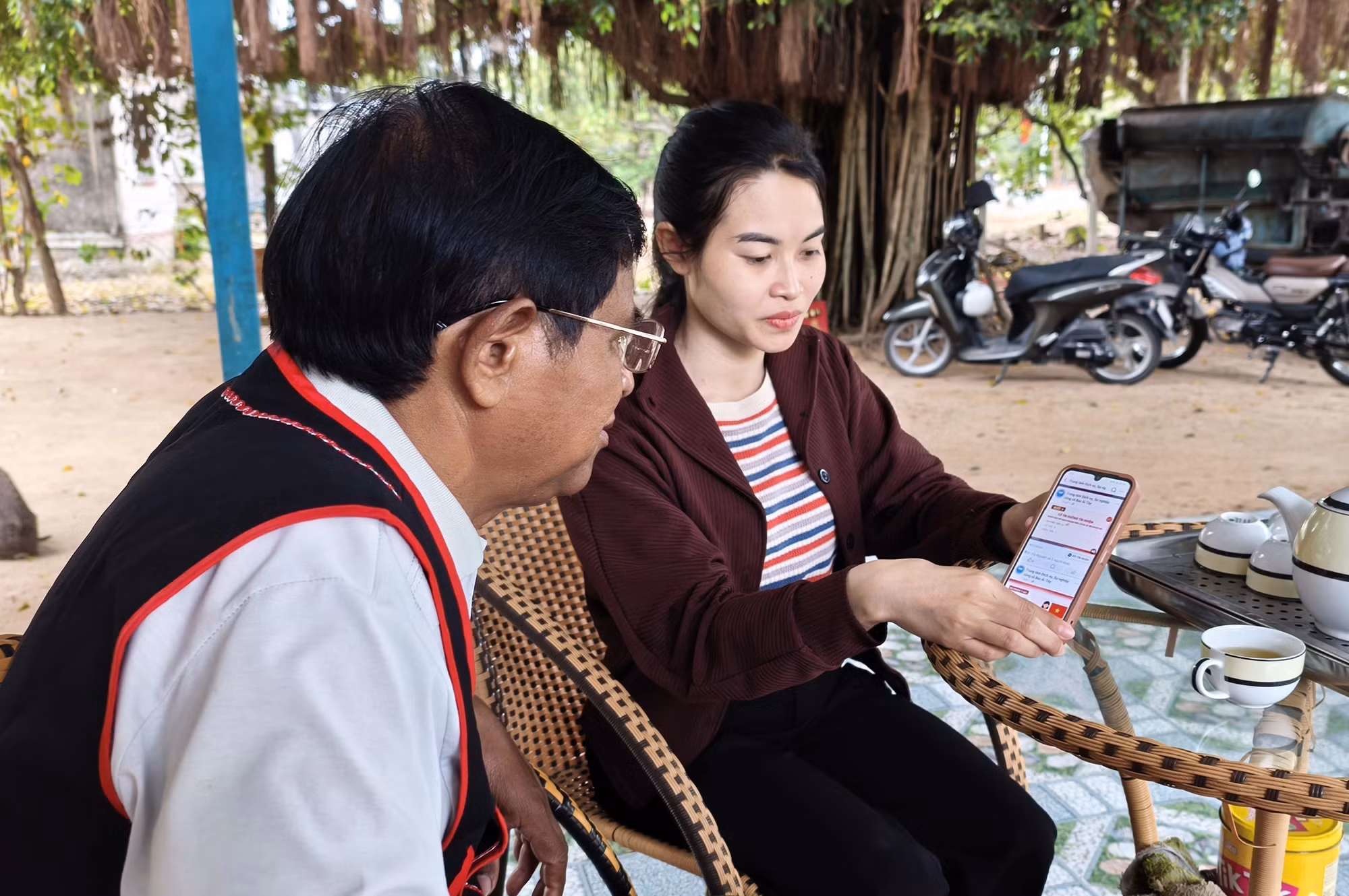 Đồng bào Raglai ở xã Bác Ái Tây (Khánh Hòa) tiếp nhận thông tin bầu cử qua kênh thông tin báo chí và nền tảng mạng xã hội.