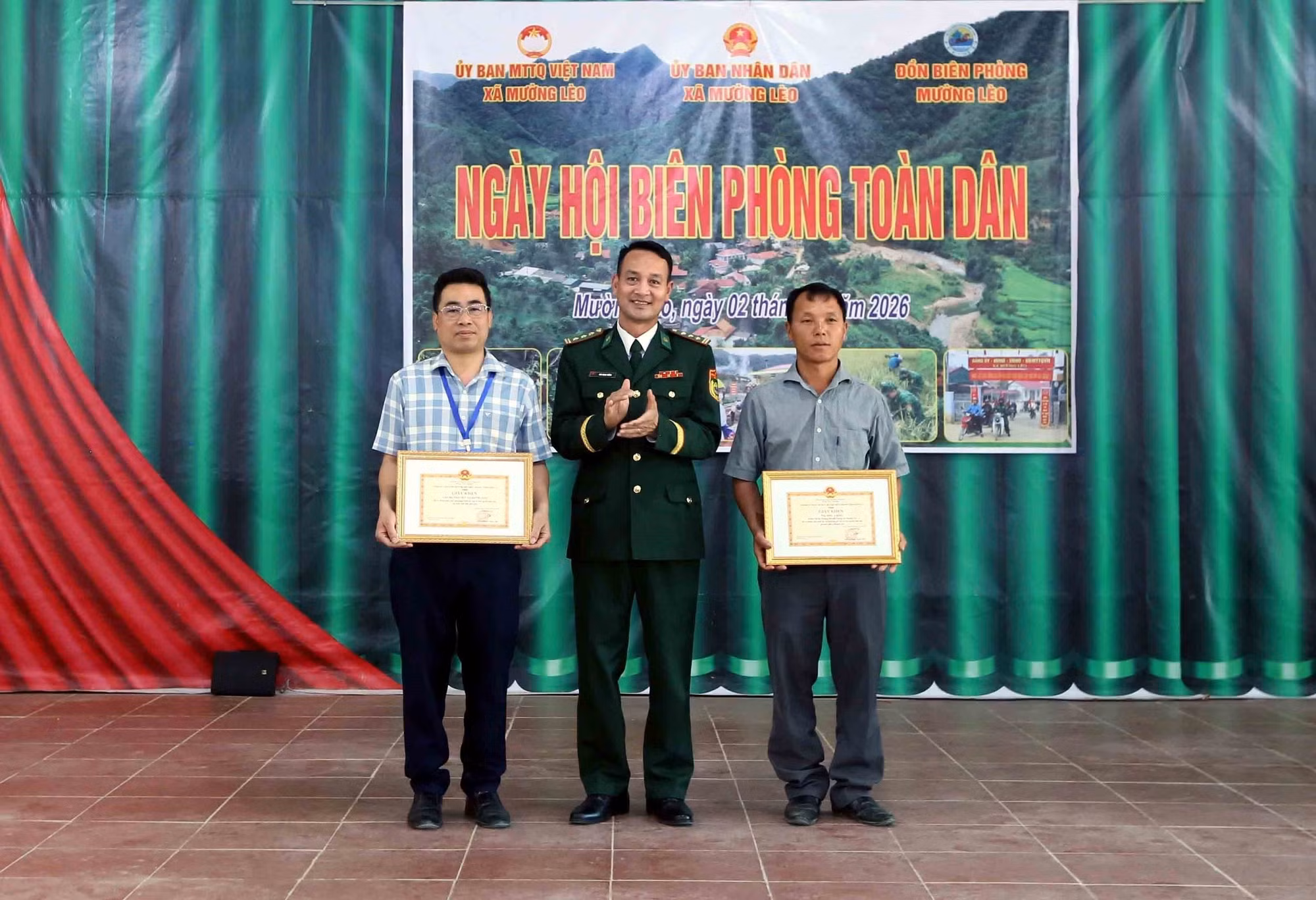 Đại diện Ban Chỉ huy Bộ đội Biên phòng tỉnh Sơn La trao tặng Giấy khen cho tập thể và cá nhân.