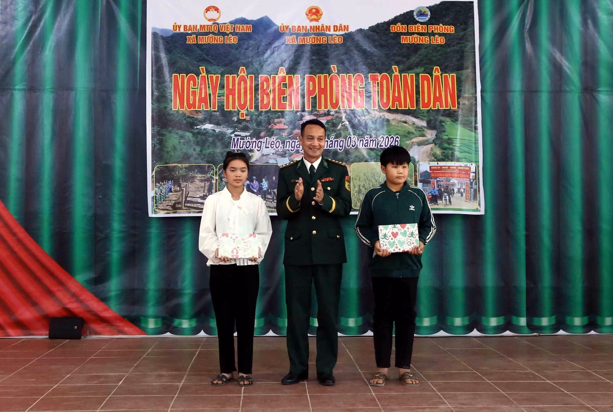 Đại diện Ban Chỉ huy Bộ đội Biên phòng tỉnh Sơn La trao quà cho 2 học sinh thuộc Chương trình “Nâng bước em tới trường, con nuôi Đồn Biên phòng”.