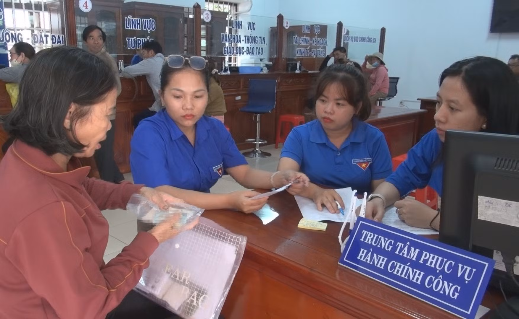 Đoàn thanh niên hỗ trợ người dân đến thực hiện thủ tục hành chính tại Trung tâm phục vụ Hành chính công xã Phú Nghĩa.