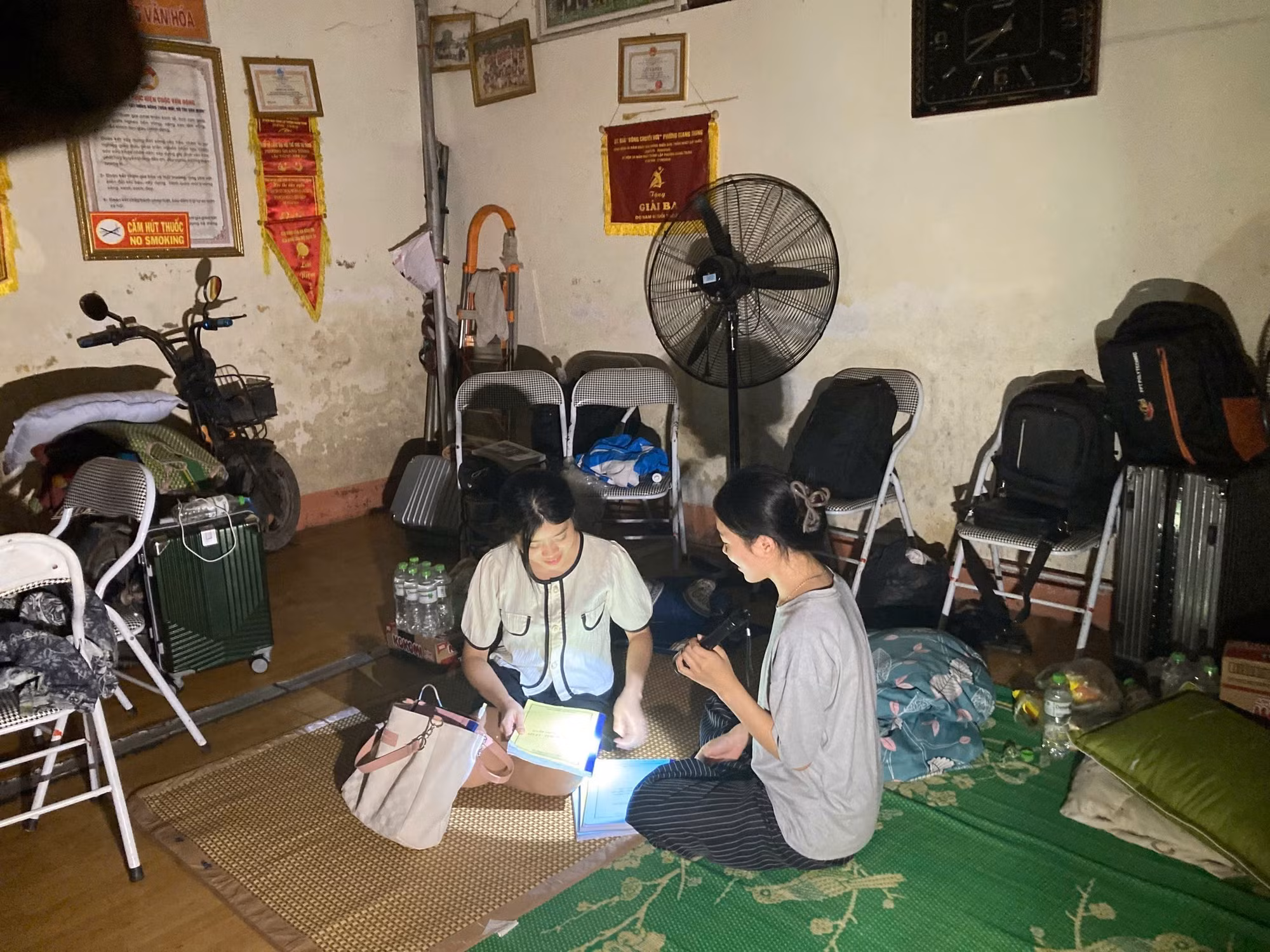 Sinh viên bị ngập phòng trọ được chủ nhà trọ hỗ trợ nơi ở. Ảnh: Thắng Trung/TTXVN